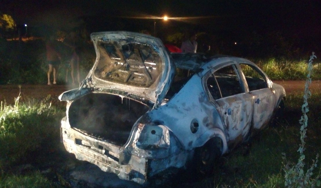 Veículo roubado é carbonizado no bairro Verdes Campos em Arapiraca