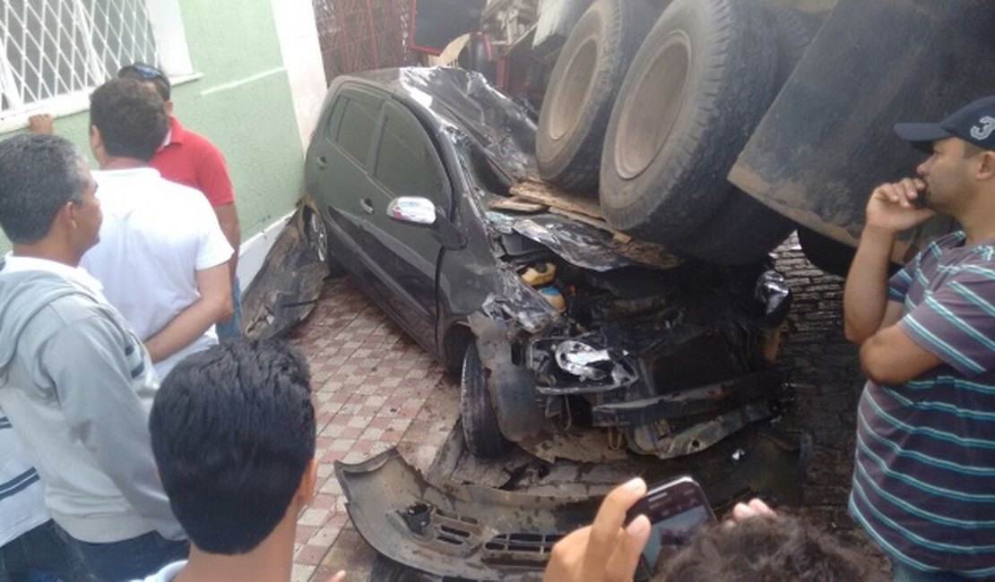 Caminhão esmaga automóvel e derruba muro de residência em Quebrangulo