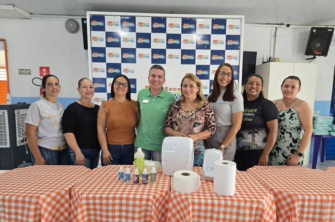 Escola Santa Clara realiza treinamento com equipe de limpeza em parceria com a DC Navarro Distribuidor