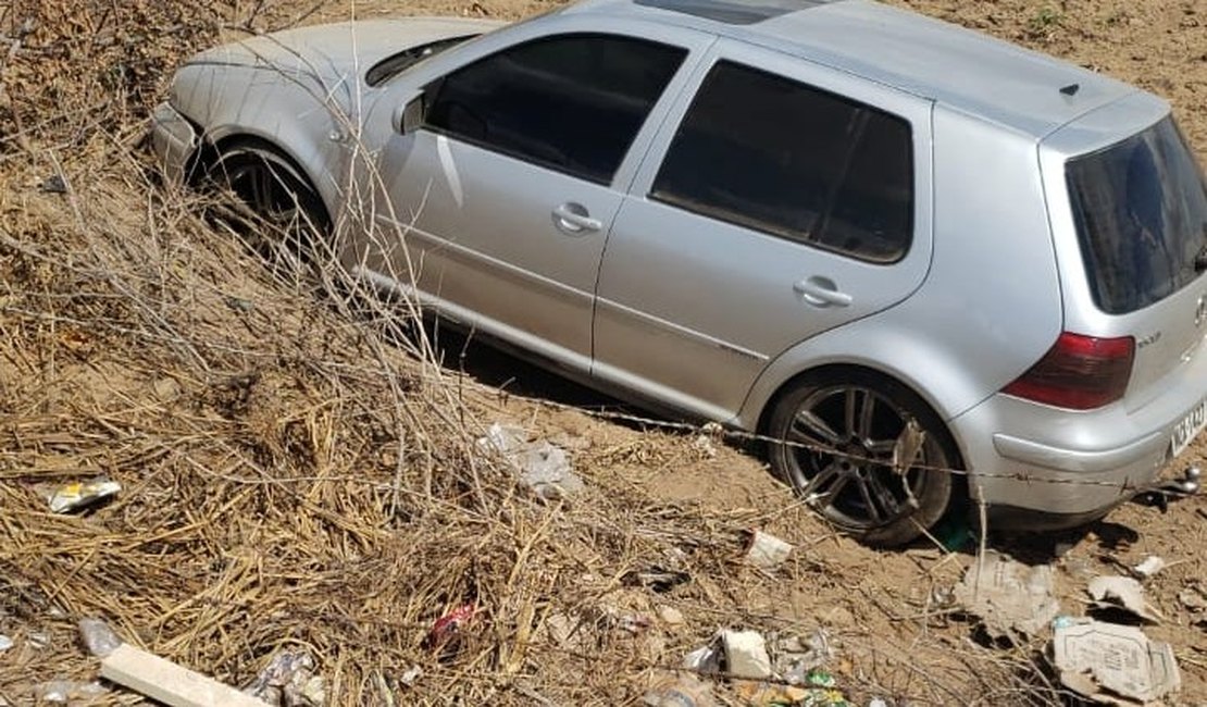 Condutor perde controle de carro após ser fechado por caminhão na AL-220, em Arapiraca