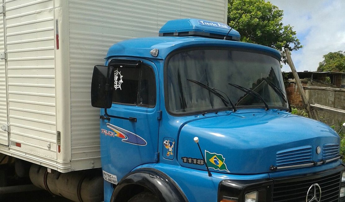 Bandidos sequestram caminhoneiro e ajudante e roubam mercadorias, em Arapiraca