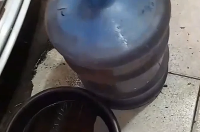 VÍDEO: Tanque com gasolina supostamente adulterada é esvaziado e homem critica posto de Arapiraca: 'Só água'