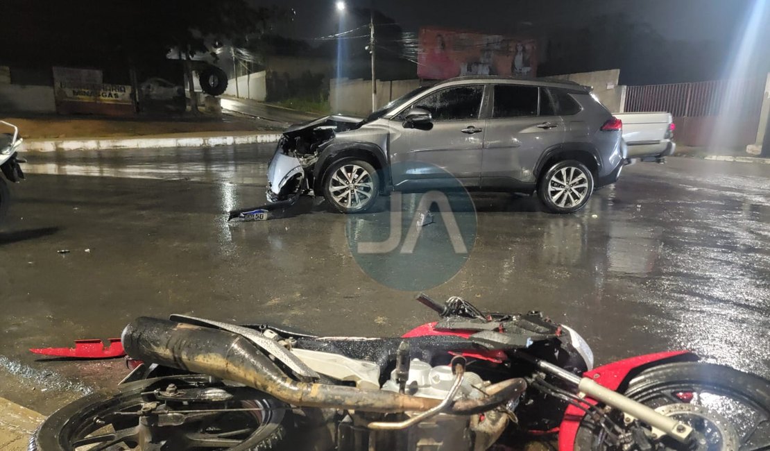 Colisão entre carro e moto deixa duas pessoas feridas no bairro Ouro Preto, em Arapiraca