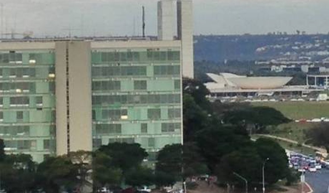 Novos ministros do governo Dilma tomam posse hoje
