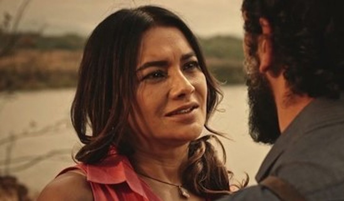 Beatriz e Bento fazem amor na beira do rio