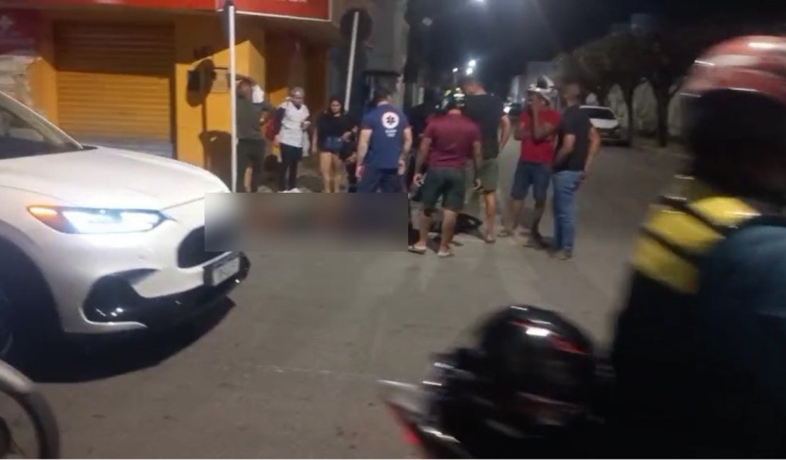 Homem é encontrado, ensanguentado, próximo a hospital no Centro de Arapiraca