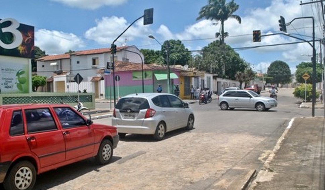 Prefeitura instala semáforo no bairro Cavaco