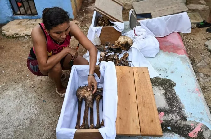 Famílias limpam ossos de parentes falecidos antes do Dia dos Mortos no México; conheça a tradição