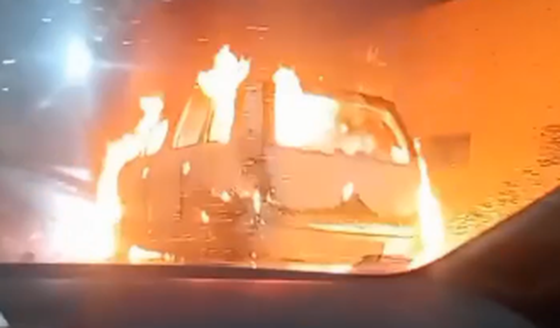 Carro é destruído por incêndio em avenida de Maceió