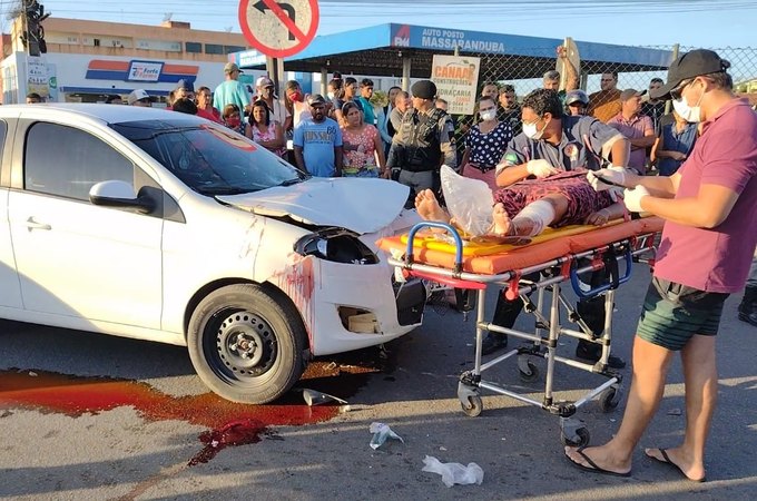 Condutor de carro realiza conversão irregular e atinge família que seguia em motocicleta, em Arapiraca
