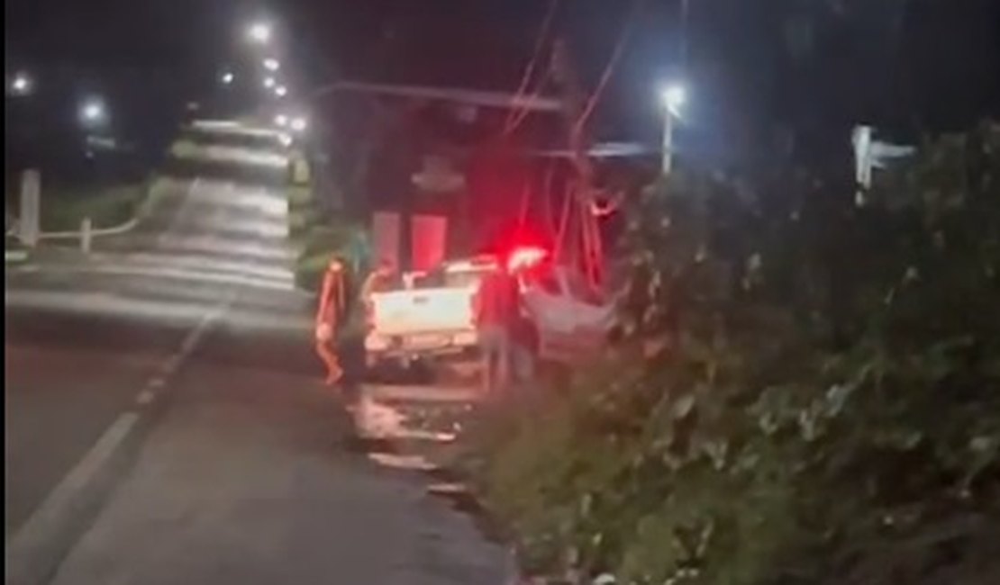 Viatura da PM colide com poste durante perseguição em Maribondo; suspeito segue foragido