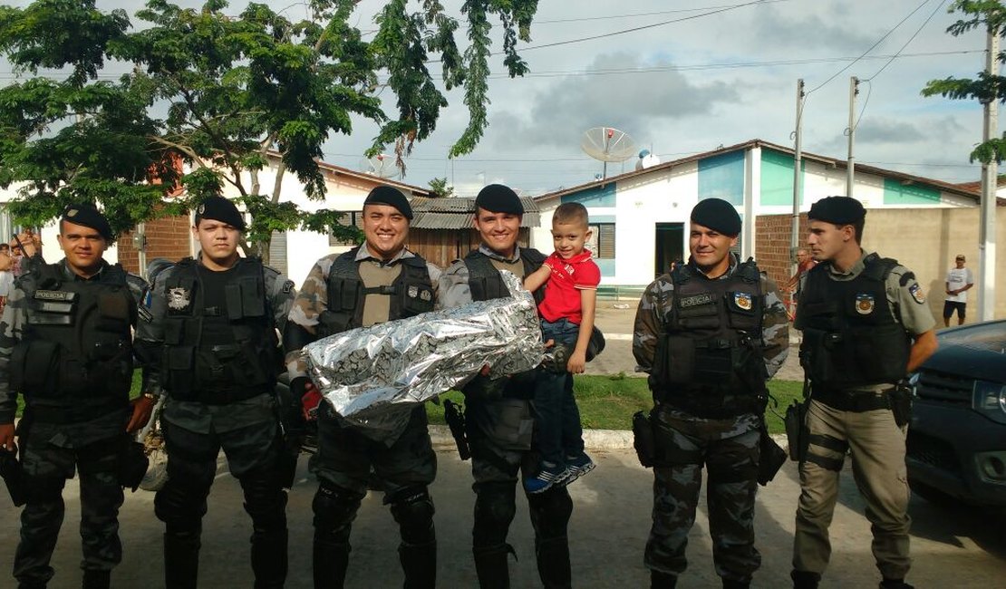 Garoto fã da PM recebe visita surpresa no dia de seu aniversário