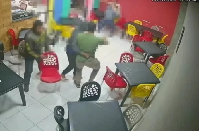 VÍDEO: Câmeras de segurança registram assalto em sandubaria na parte alta de Maceió