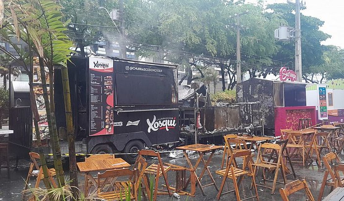 Incêndio destrói food truck e provoca danos em outros dois na Jatiúca, em Maceió