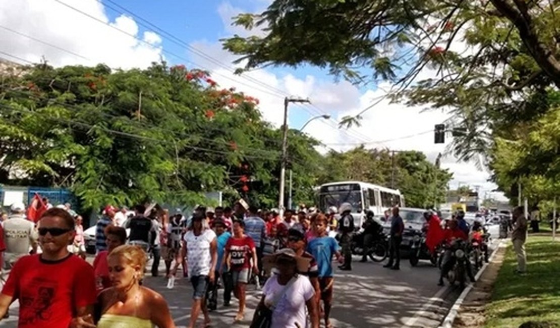 Sem-terra acampam em Maceió para denunciar violência no campo
