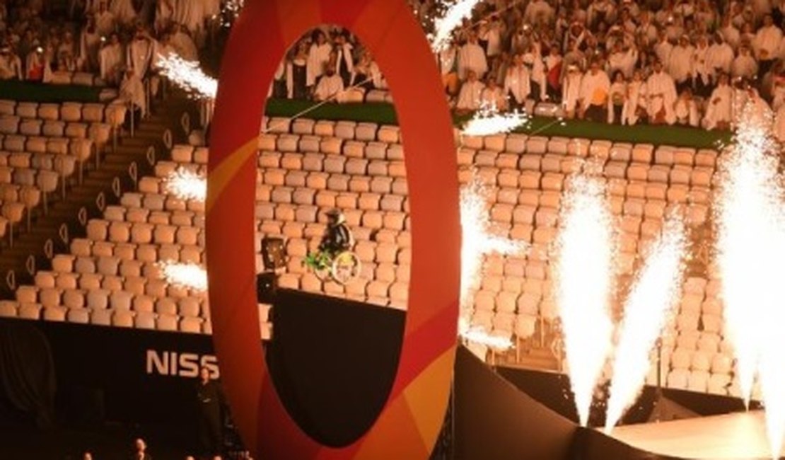 Público vai ao delírio com atleta cadeirante ao descer megarrampa no Maracanã