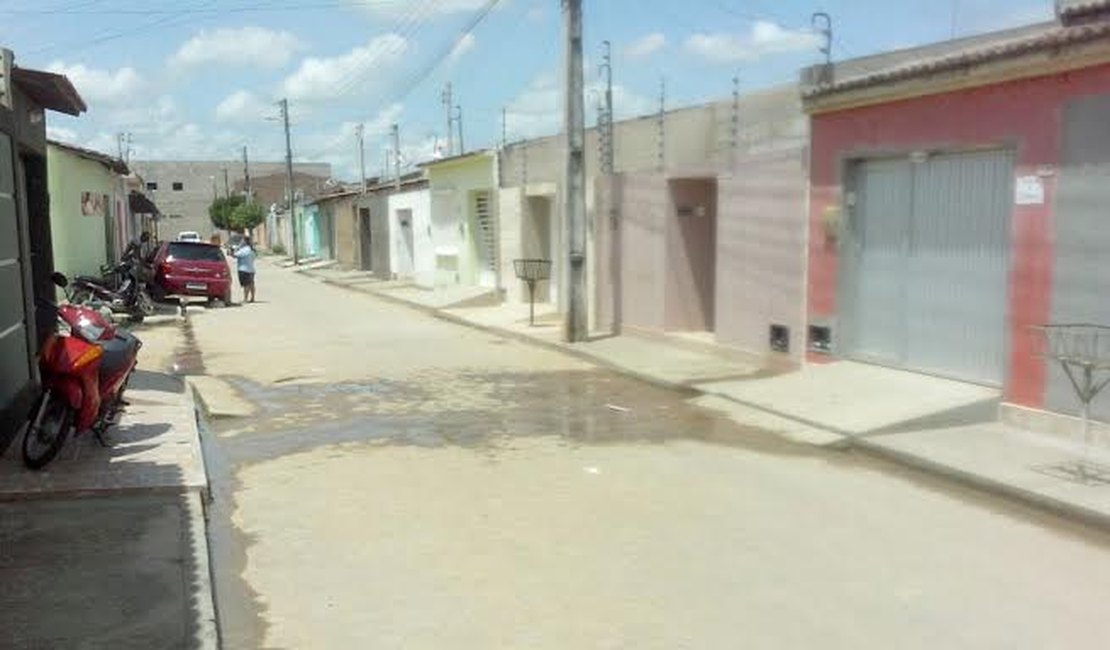 Moradores reclamam de canos estourados em bairros de Arapiraca