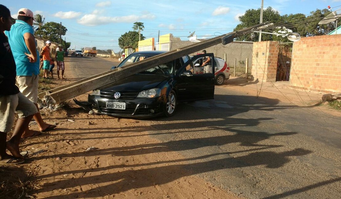 Motorista perde controle, derruba poste e deixa moradores sem energia no Agreste