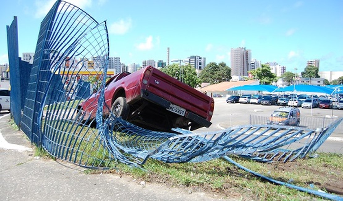 Motorista perde controle de caminhonete e colide em grade de supermercado