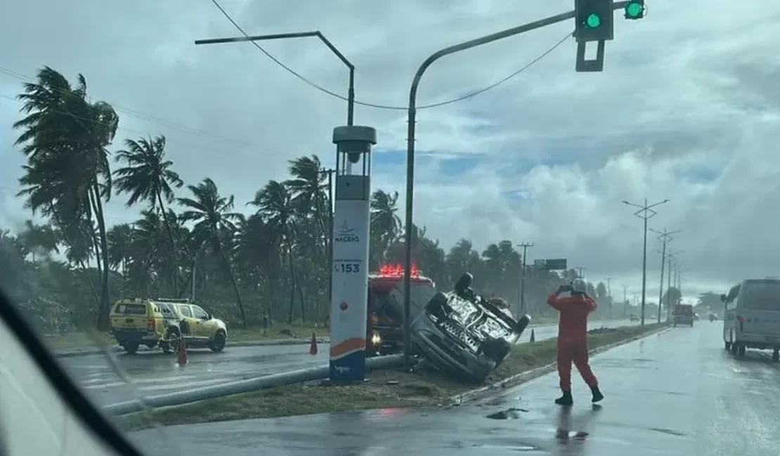 Motorista embriagado capota carro e fica ferido, no Pontal da Barra em Maceió