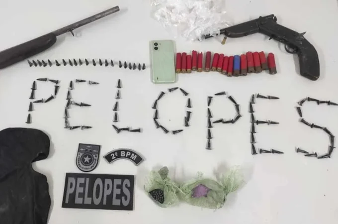 Operação termina com prisão de dois homens e apreensão de armas, drogas e munições em Branquinha