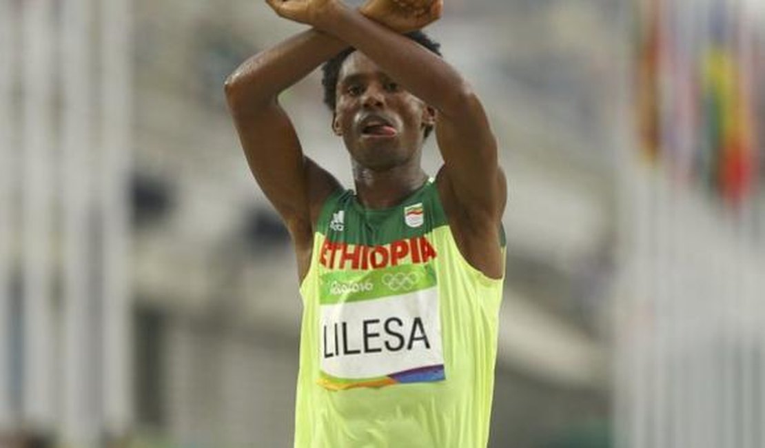 Maratonista etíope que fez protesto político na Olimpíada permanece no Brasil
