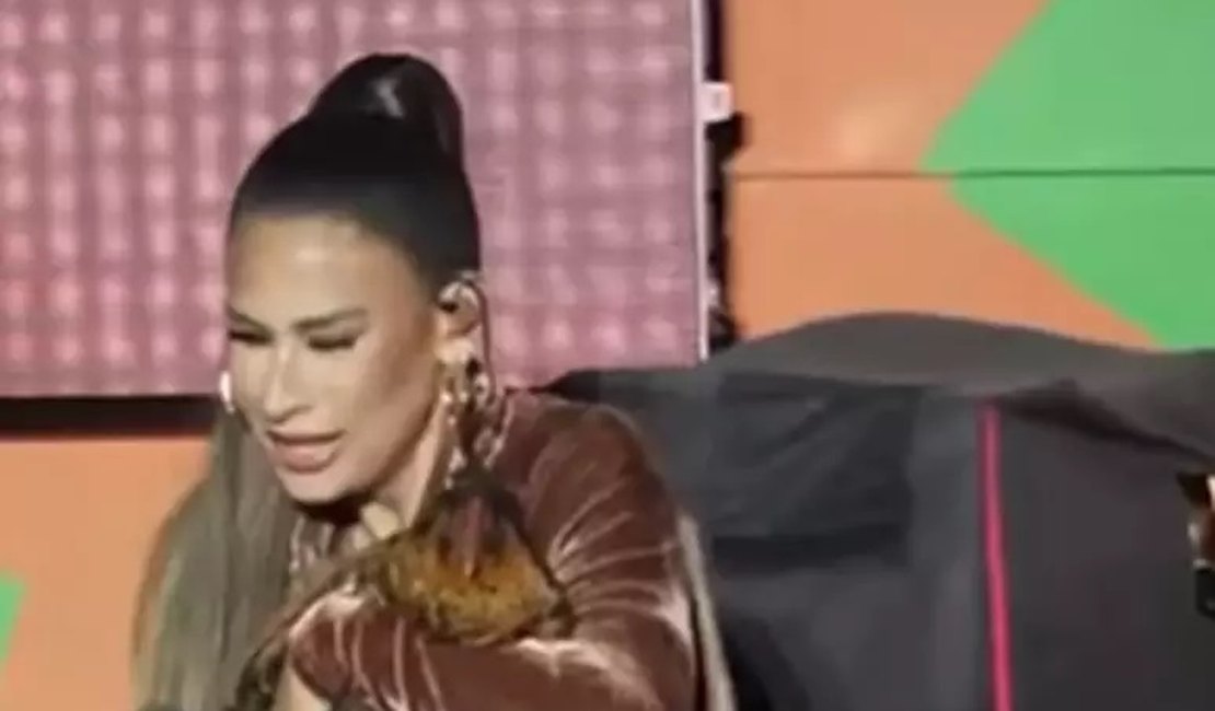 Simone Mendes ganha galinha de presente durante show no São João de Campina Grande e adota animal no palco