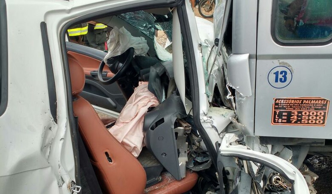 Homem fica gravemente ferido após colisão entre carro de passeio e caminhão em Maceió