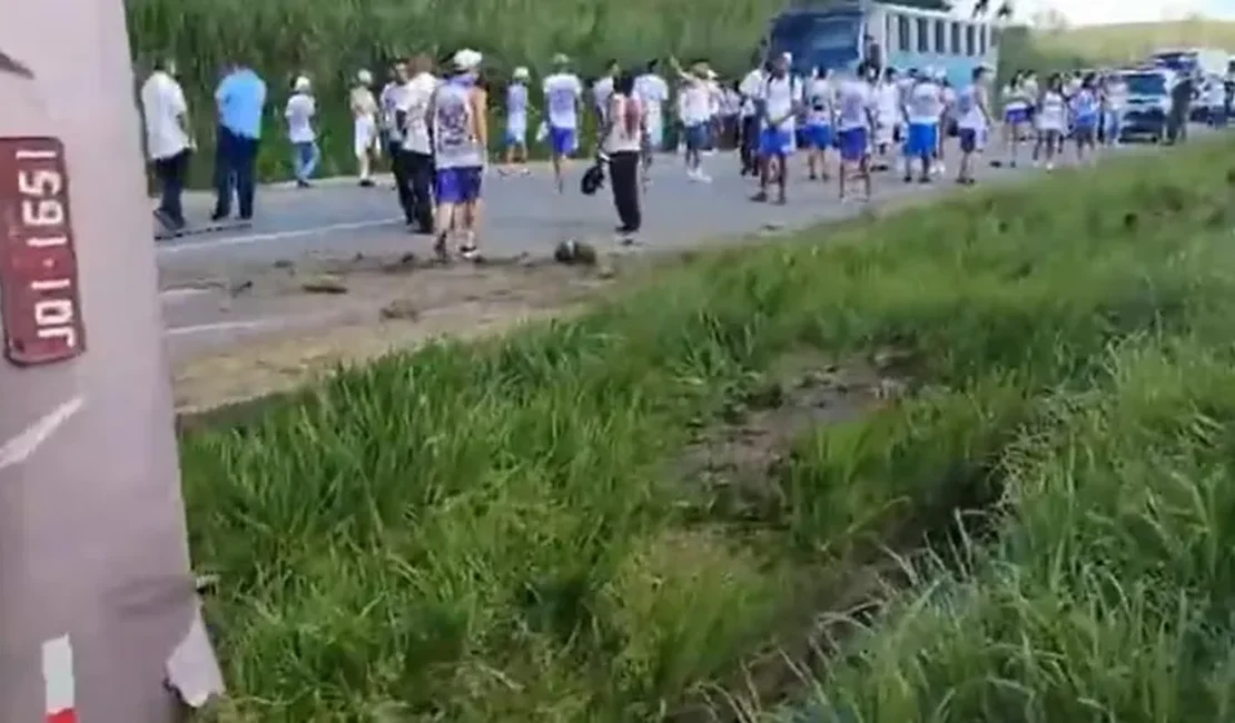 Ônibus com torcedores do Bahia tomba a caminho do jogo contra o Sport, na BR-101 em Pernambuco