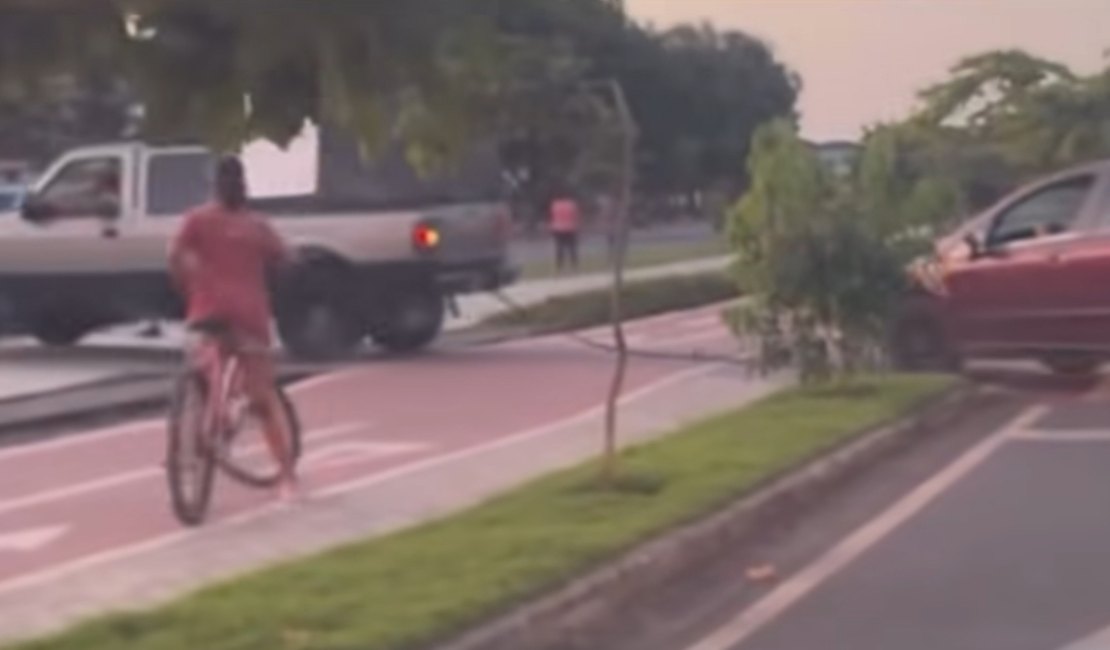 Motorista é flagrado rebocando carro em ciclovia e causa revolta em Arapiraca
