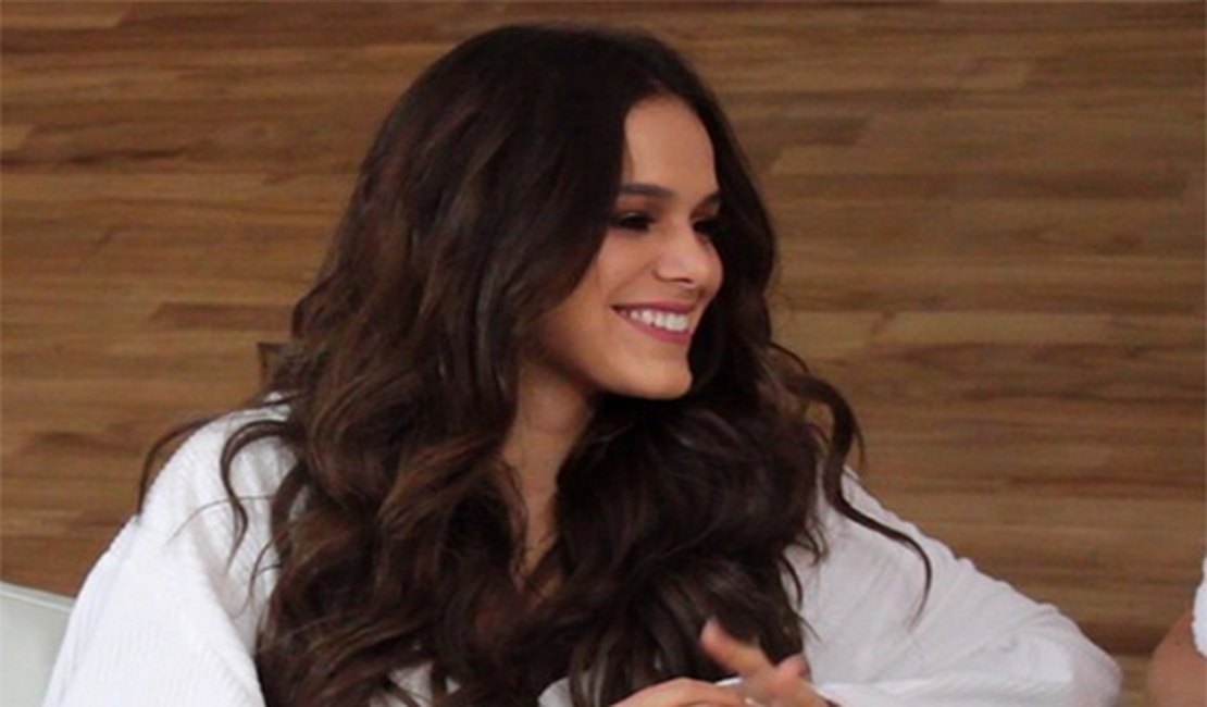 Bruna Marquezine revela que já beijou garotas e enviou nudes pelo celular