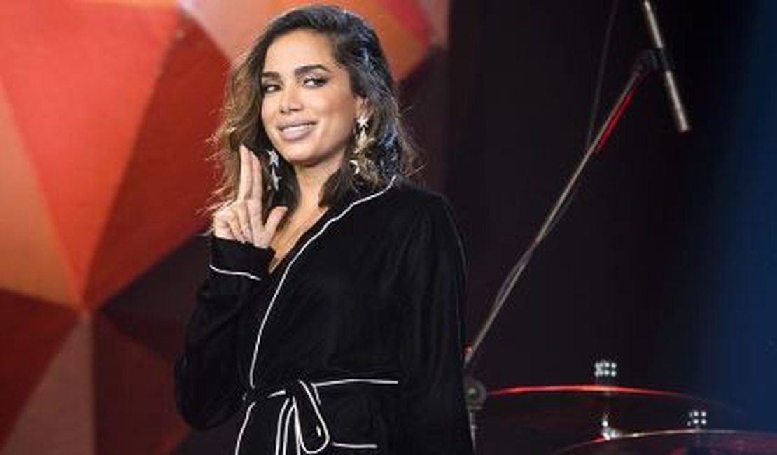 Anitta fala sobre vida amorosa e diz que ficaria com mulheres: 'Tranquilamente'