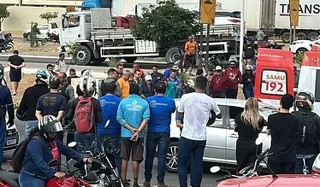 PM morre em grave acidente entre moto e caminhão