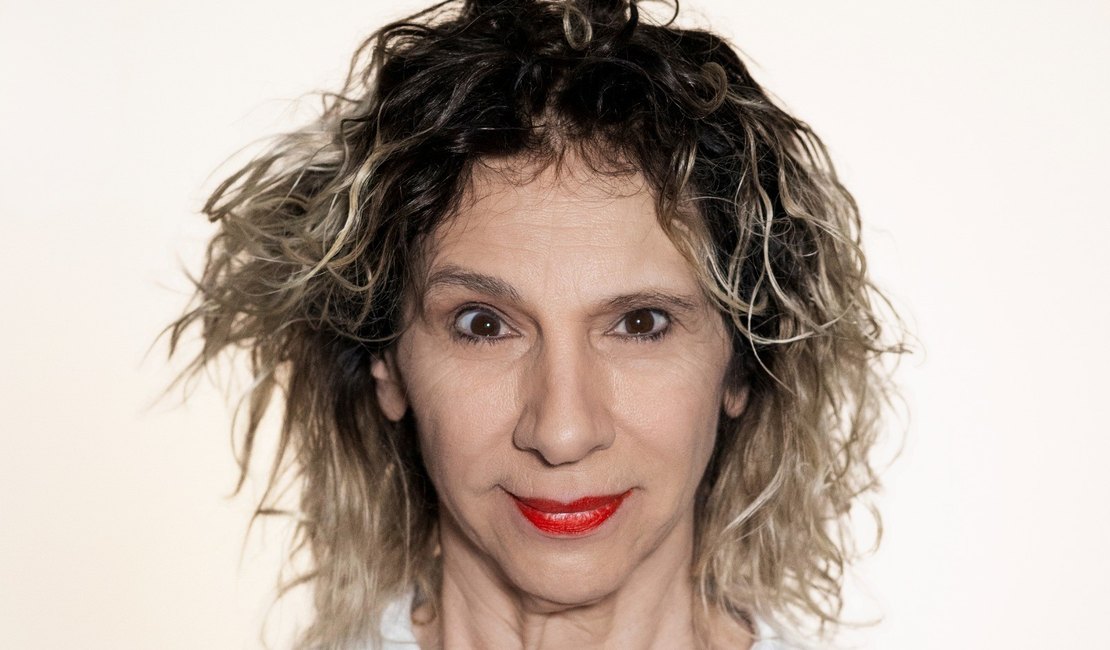 Denise Stoklos apresenta a leita de 'um fax para Colombo'