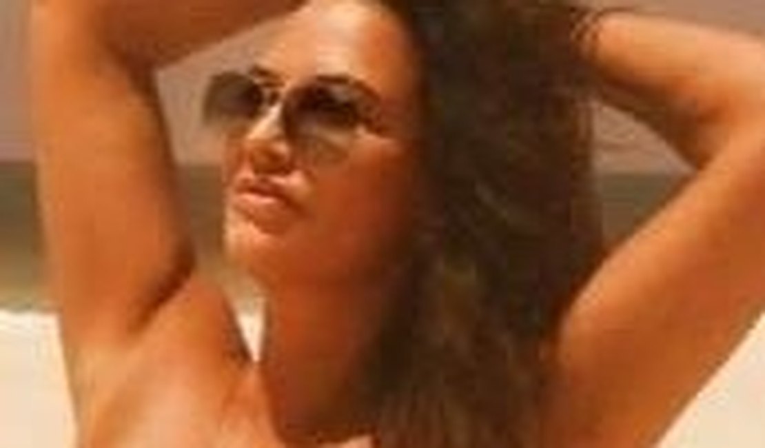 Luiza Brunet esbanja boa forma em foto de biquíni