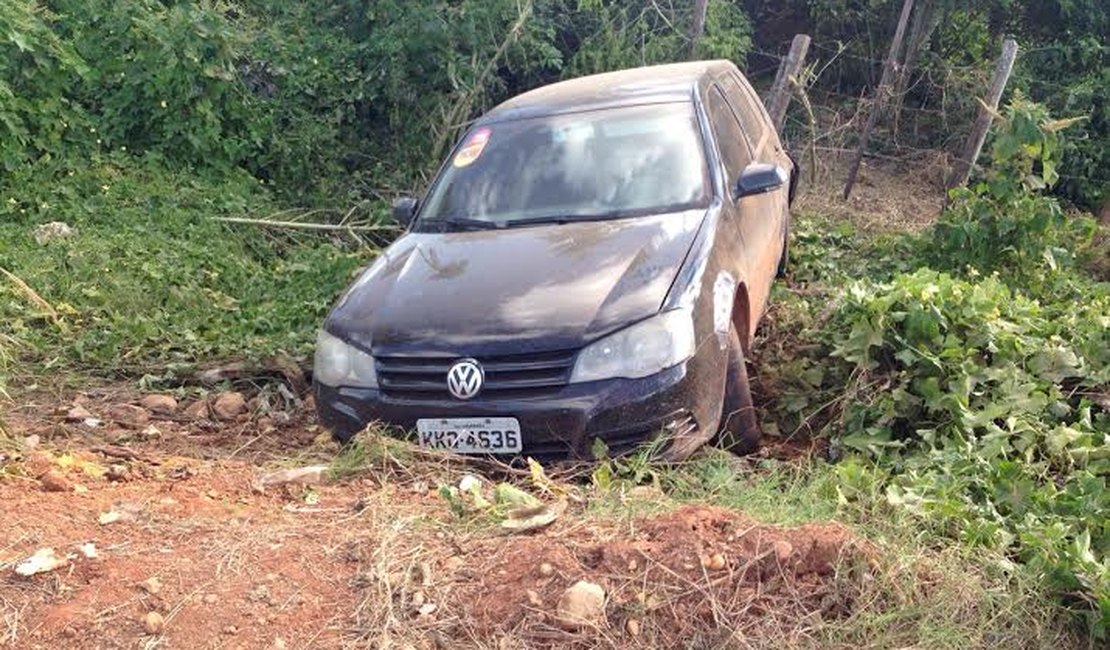 Motorista perde controle e roda veículo na Rua São Roque, em Arapiraca