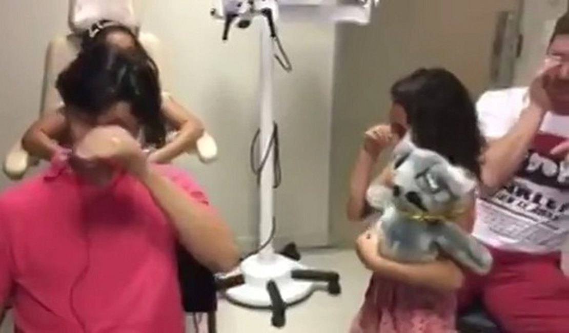 Com surdez severa, pai se emociona ao ouvir voz da filha pela primeira vez; veja vídeo