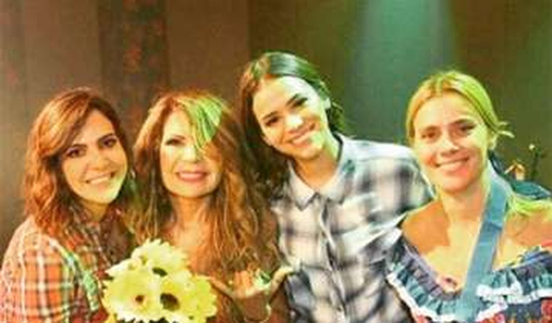 Marquezine dá recado em Festa Junina: 'Eu tô linda, livre, leve e solta'