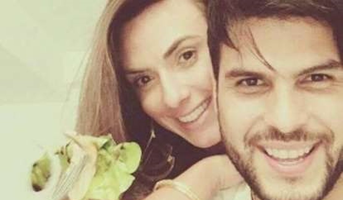 Nicole Bahls assume noivado nas redes sociais