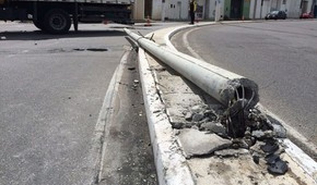 Homem bate carro e derruba poste em avenida de Maceió