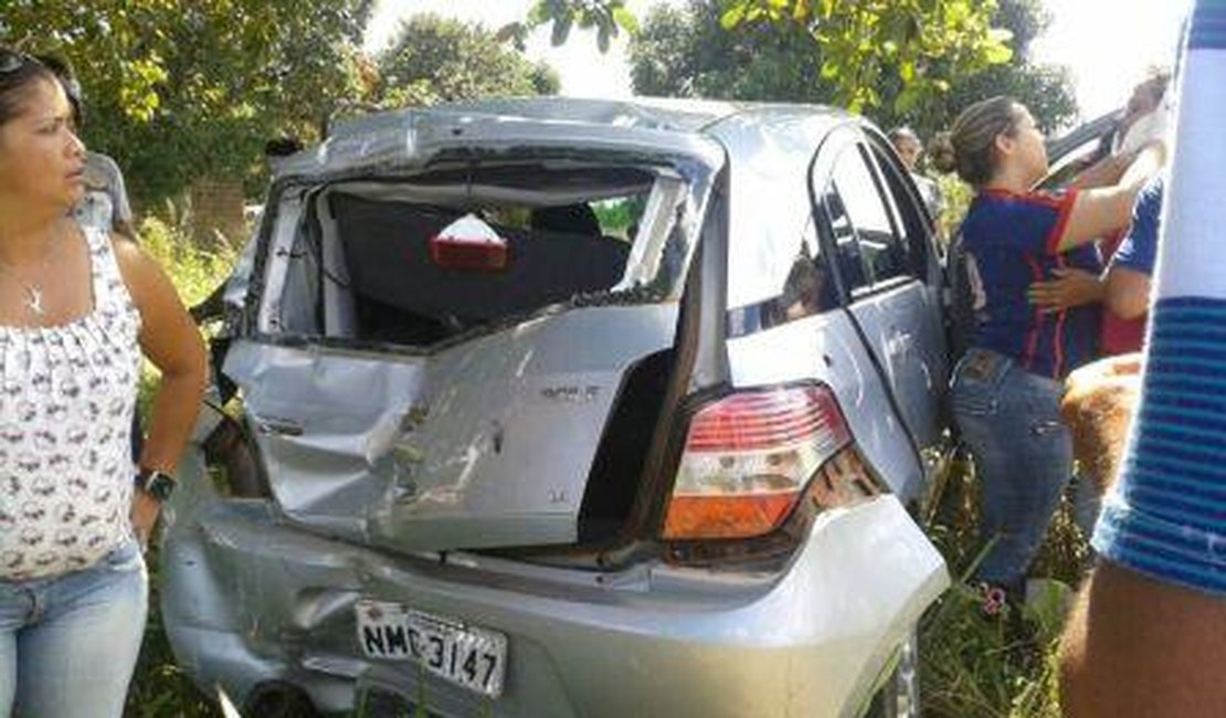 Carreta bate em carro estacionado às margens da AL-110 em São Sebastião