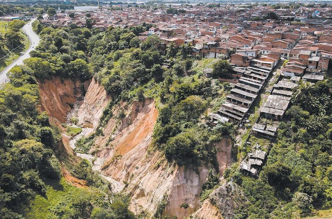 Cratera na Ladeira do Catolé ameaça engolir rodovia entre Maceió e Satuba e parte de bairro da capital alagoana