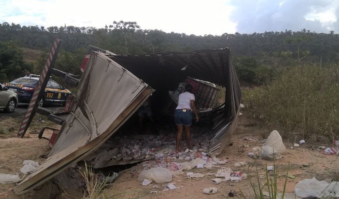 Carreta tomba na BR-101, em Pilar, e carga de papel higiênico é saqueada