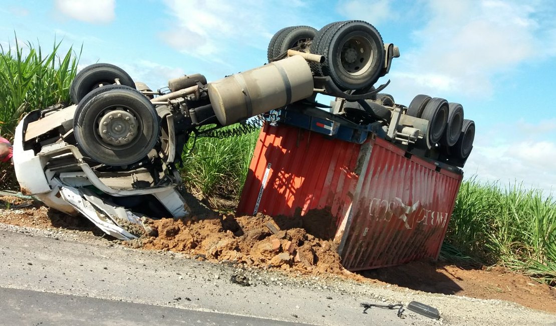 Carreta capota e deixa uma vítima fatal na AL 420 entre São Miguel dos Campos e Roteiro