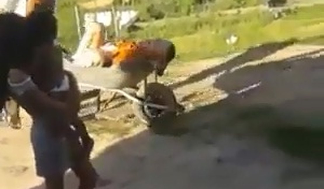 Vídeo: Ambulância não consegue entrar em rua e idoso é carregado em carrinho de mão em Porto Calvo