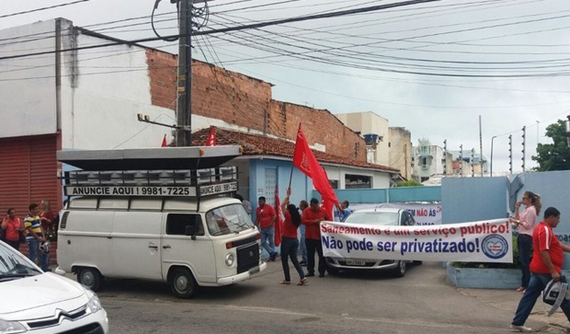 Servidores protestam contra privatização da Eletrobras e da Casal