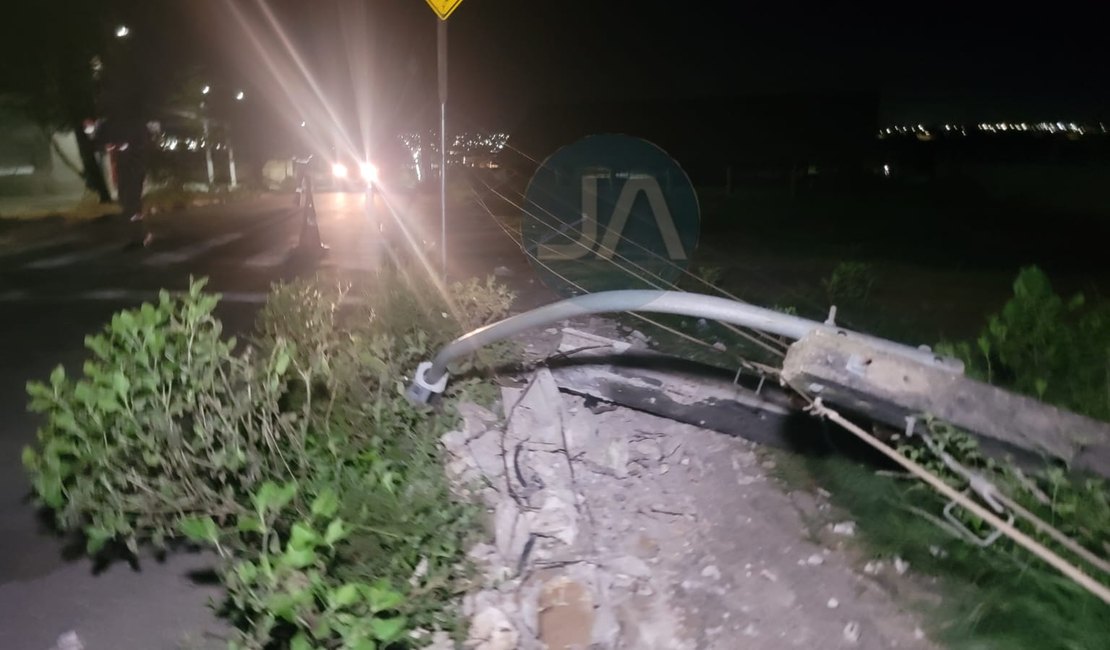 Motorista perde controle da direção e bate carro contra poste no Brisa do Lago