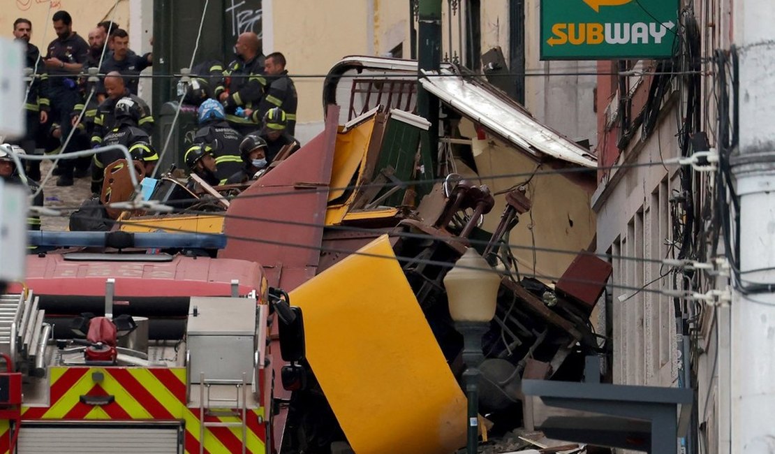 Bondinho de Lisboa descarrila, tomba e deixa 15 mortos e 18 feridos