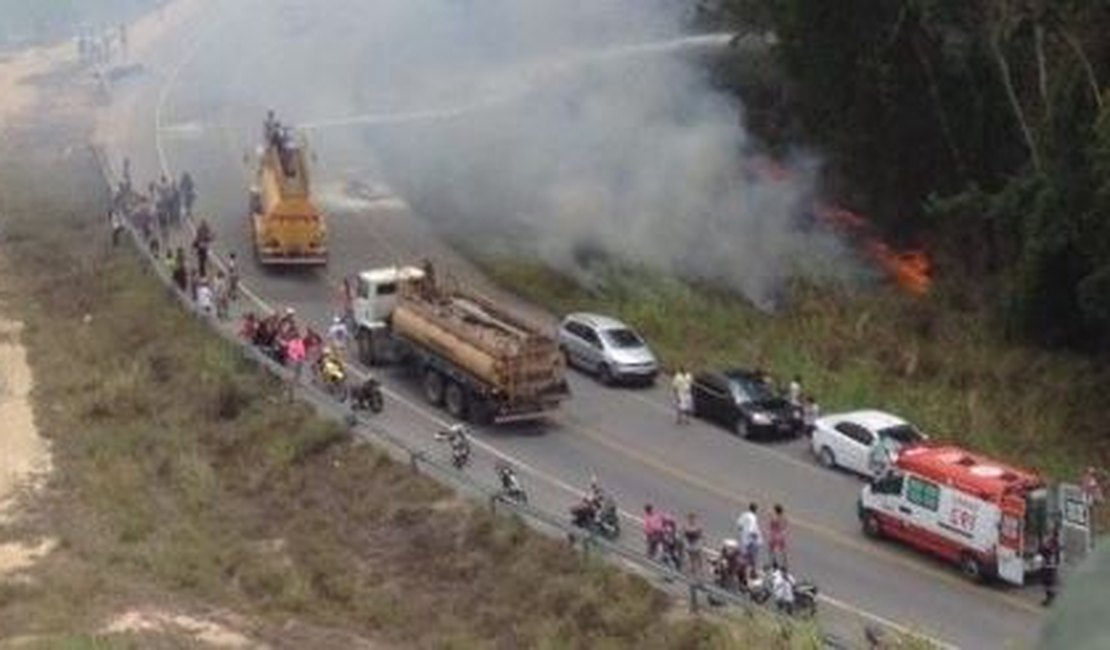 Motociclista perde controle e colide contra carro na AL-101 Norte; três ficaram feridos