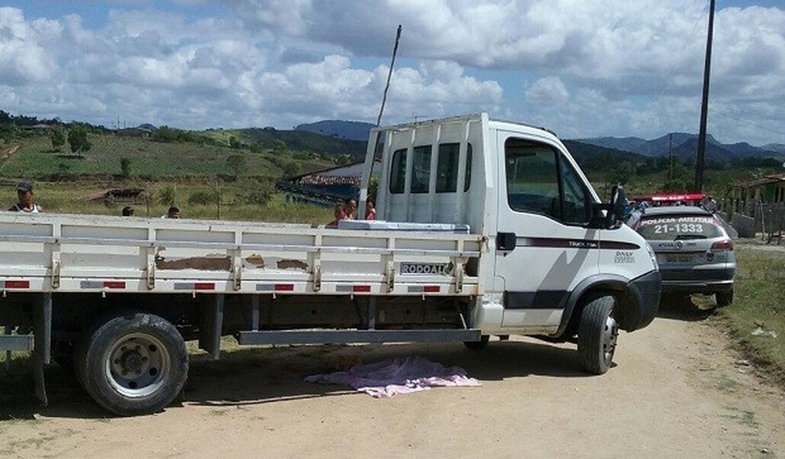 Criança de 3 anos morre após ser atropelada por caminhão, em Cajueiro